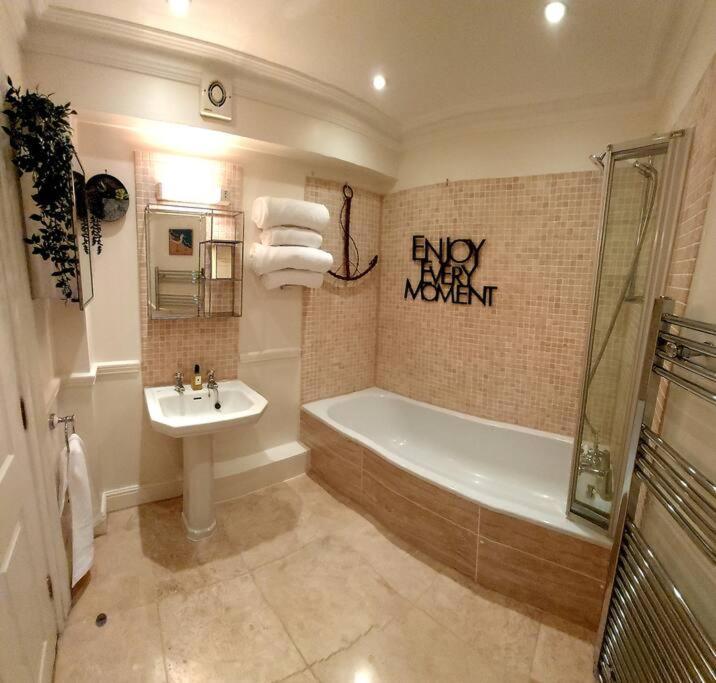 Beautifully Appointed, Period Seaside Apartment โฟล์กสตัน ภายนอก รูปภาพ