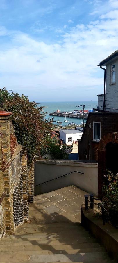 Beautifully Appointed, Period Seaside Apartment โฟล์กสตัน ภายนอก รูปภาพ